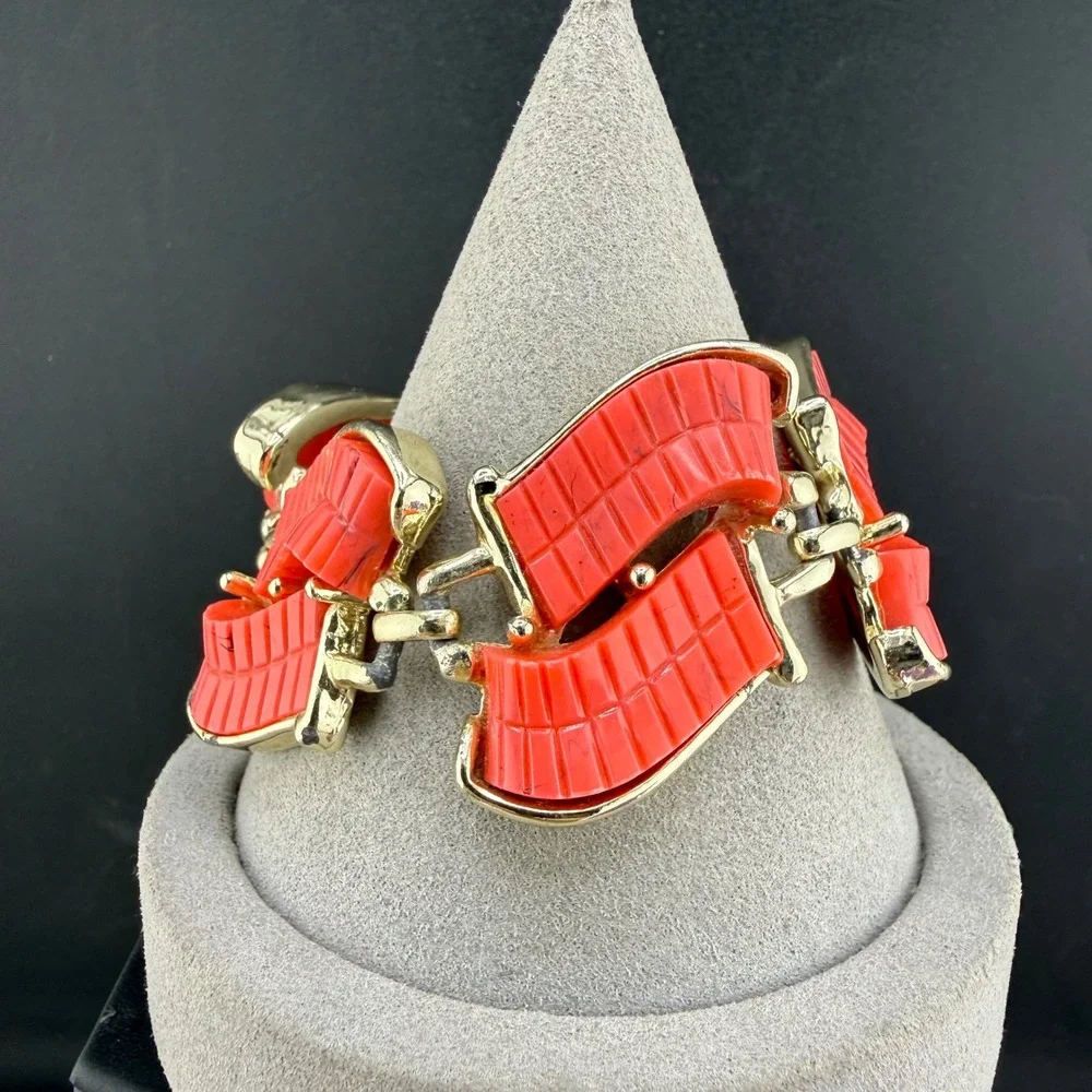 Vintage Thermoset Bracelet Red Gold Tone Ribbed Plastic 7